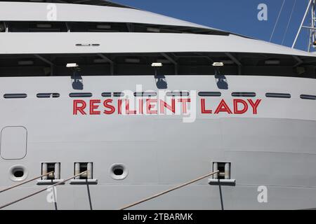 Sydney, Australien. Dezember 2023. Sir Richard Bransons Jungfrau-Voyages-Schiff Resilient Lady, das 2770 Passagiere fasst, ist für den Sommer von Europa nach Australien geflogen. Sie ist am Overseas Passenger Terminal vertäut. Richard Milnes/Alamy Live News Stockfoto