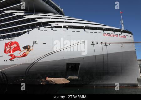 Sydney, Australien. Dezember 2023. Sir Richard Bransons Jungfrau-Voyages-Schiff Resilient Lady, das 2770 Passagiere fasst, ist für den Sommer von Europa nach Australien geflogen. Sie ist am Overseas Passenger Terminal vertäut. Richard Milnes/Alamy Live News Stockfoto