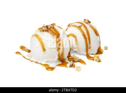 Eislöffel mit Karamellsauce und Nüssen isoliert auf weiß Stockfoto