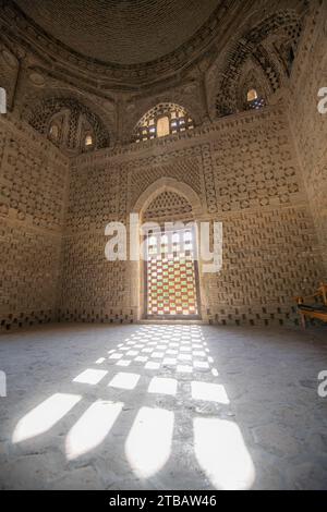 27. JUNI 2023, BUCHARA, USBEKISTAN: Ismail Samani Mausoleum oder Samanid Mausoleum mit dem Schatten vom Fenster beim Sonnenuntergang, 9. Bis 10. jh. Stockfoto