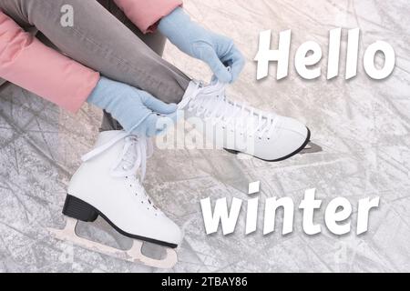 Hallo Winter. Eine Frau schnürt Eislaufschuhe auf Eis, Nahaufnahme Stockfoto