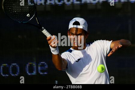 Puerto Cabello, Carabobo, Venezuela. Dezember 2023. Dezember 2023. Ignacio Parisca, aus Venezula, während des Spiels beim internationalen Tennisturnier der Dracula Open in Puerto Cabello, Venezuela. Foto: Juan Carlos Hernandez (Credit Image: © Juan Carlos Hernandez/ZUMA Press Wire) NUR REDAKTIONELLE VERWENDUNG! Nicht für kommerzielle ZWECKE! Stockfoto