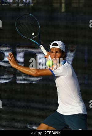 Puerto Cabello, Carabobo, Venezuela. Dezember 2023. Dezember 2023. Ignacio Parisca, aus Venezula, während des Spiels beim internationalen Tennisturnier der Dracula Open in Puerto Cabello, Venezuela. Foto: Juan Carlos Hernandez (Credit Image: © Juan Carlos Hernandez/ZUMA Press Wire) NUR REDAKTIONELLE VERWENDUNG! Nicht für kommerzielle ZWECKE! Stockfoto