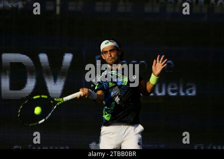 Puerto Cabello, Carabobo, Venezuela. Dezember 2023. Dezember 2023. Juan Bautista Torres aus Argentinien nimmt am internationalen Tennisturnier der Dracula Open in Puerto Cabello, Venezuela, Teil. Foto: Juan Carlos Hernandez (Credit Image: © Juan Carlos Hernandez/ZUMA Press Wire) NUR REDAKTIONELLE VERWENDUNG! Nicht für kommerzielle ZWECKE! Stockfoto