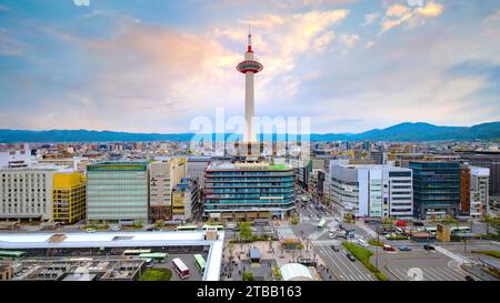 Kyoto, Japan - 6. April 2023: Der Kyoto-Turm wurde 1964 fertiggestellt. Es ist das höchste Gebäude in Kyoto und steht auf einem 9-stöckigen Gebäude gegenüber Stockfoto