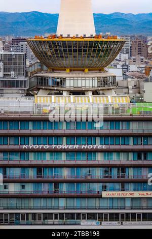 Kyoto, Japan - 6. April 2023: Der Kyoto-Turm wurde 1964 fertiggestellt. Es ist das höchste Gebäude in Kyoto und steht auf einem 9-stöckigen Gebäude gegenüber Stockfoto