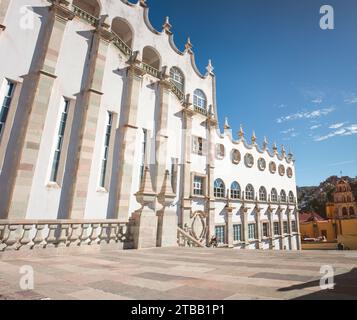 Guanajuato, Guanajuato, Mexiko, 06 11 22, Haupttreppe der Universität von Guanajuato, ein neoklassizistisches Gebäude an einem Sommertag w Stockfoto