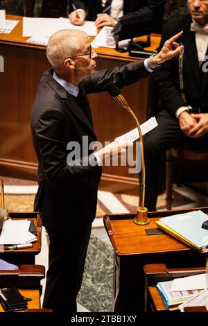 Paris, Frankreich. Dezember 2023. Franck Riester, der für die Beziehungen zum Parlament zuständige Minister des Premierministers, spricht während der Nationalversammlung. Eine wöchentliche Sitzung mit Fragen an die französische Regierung in der Nationalversammlung im Palais Bourbon in Paris. (Foto: Telmo Pinto/SOPA Images/SIPA USA) Credit: SIPA USA/Alamy Live News Stockfoto