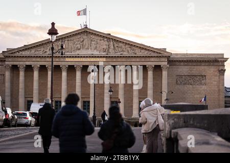 Paris, Frankreich. Dezember 2023. Blick auf die Fassade des Palais Bourbon in Paris. Eine wöchentliche Sitzung mit Fragen an die französische Regierung in der Nationalversammlung im Palais Bourbon in Paris. (Foto: Telmo Pinto/SOPA Images/SIPA USA) Credit: SIPA USA/Alamy Live News Stockfoto