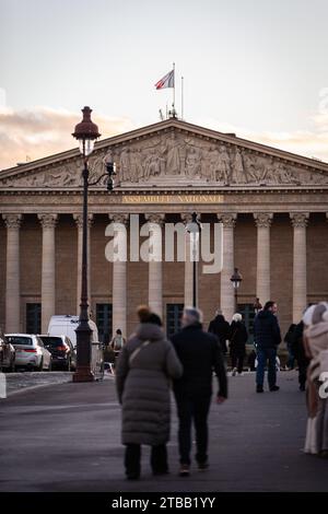 Paris, Frankreich. Dezember 2023. Blick auf die Fassade des Palais Bourbon in Paris. Eine wöchentliche Sitzung mit Fragen an die französische Regierung in der Nationalversammlung im Palais Bourbon in Paris. (Foto: Telmo Pinto/SOPA Images/SIPA USA) Credit: SIPA USA/Alamy Live News Stockfoto