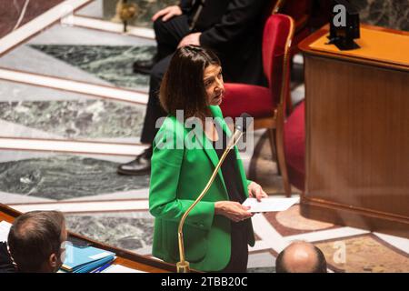 Paris, Frankreich. Dezember 2023. Laurence Boone, Staatssekretär des für Europa und auswärtige Angelegenheiten zuständigen Ministers, spricht während der Sitzung der Anfragen an die Regierung in der Nationalversammlung. Eine wöchentliche Sitzung mit Fragen an die französische Regierung in der Nationalversammlung im Palais Bourbon in Paris. (Foto: Telmo Pinto/SOPA Images/SIPA USA) Credit: SIPA USA/Alamy Live News Stockfoto