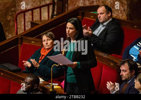 Paris, Frankreich. Dezember 2023. Marianne Maximi, stellvertretende Abgeordnete der Gruppe La France Insoumise (NUPES), spricht während der Sitzung der Fragen an die Regierung in der Nationalversammlung. Eine wöchentliche Sitzung mit Fragen an die französische Regierung in der Nationalversammlung im Palais Bourbon in Paris. Quelle: SOPA Images Limited/Alamy Live News Stockfoto