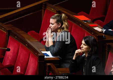 Paris, Frankreich. Dezember 2023. Mathilde Panot, Präsident der Fraktion La France Insoumise, in der Nationalversammlung. Eine wöchentliche Sitzung mit Fragen an die französische Regierung in der Nationalversammlung im Palais Bourbon in Paris. Quelle: SOPA Images Limited/Alamy Live News Stockfoto