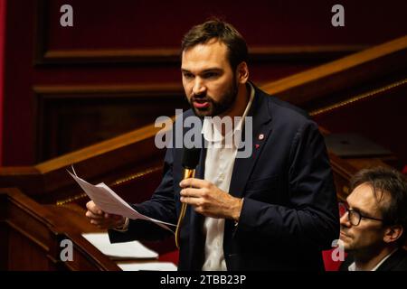 Paris, Frankreich. Dezember 2023. Ugo Bernalicis, Stellvertreter der Gruppe La France Insoumise (NUPES), spricht während der Sitzung der Fragen an die Regierung in der Nationalversammlung. Eine wöchentliche Sitzung mit Fragen an die französische Regierung in der Nationalversammlung im Palais Bourbon in Paris. Quelle: SOPA Images Limited/Alamy Live News Stockfoto