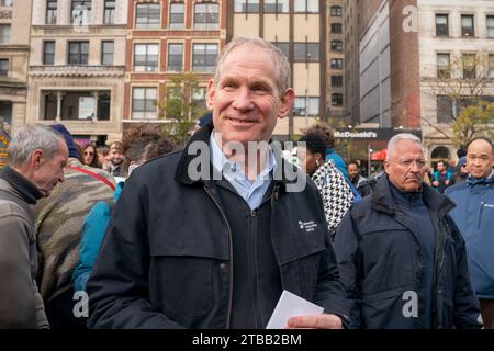 New York, Usa. Dezember 2023. NEW YORK, NEW YORK – 05. DEZEMBER: Vorsitzender und CEO von MTA Janno lieber spricht bei der Rallye für die Engpasspreise am Union Square am 5. Dezember 2023 in New York City. Quelle: Ron Adar/Alamy Live News Stockfoto