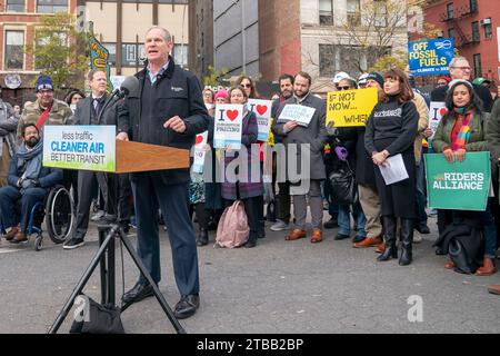 New York, Usa. Dezember 2023. NEW YORK, NEW YORK – 05. DEZEMBER: Vorsitzender und CEO von MTA Janno lieber spricht bei der Rallye für die Engpasspreise am Union Square am 5. Dezember 2023 in New York City. Quelle: Ron Adar/Alamy Live News Stockfoto