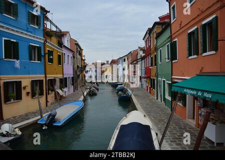 Boote parkten entlang der Kanäle mit farbenfrohen Häusern in Murano Italien Stockfoto