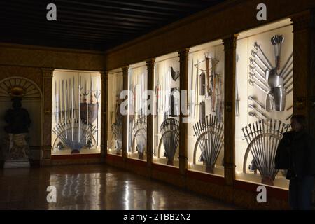 Waffen und Rüstungen aus der Renaissance im Dogenpalast in Venedig Italien Stockfoto