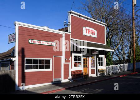 Coupeville, WA, USA - 14. November 2023; rote Holzfassade von Toby's Tavern bei Sonnenschein in Coupeville und Whidbey Island Stockfoto