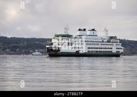 Mukilteo, WA, USA - 13. November 2023; Washington State Ferry MV Suquamish auf Mukilteo nach Clinton Segeln Stockfoto