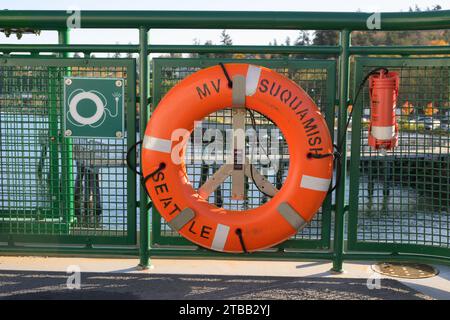 Mukilteo, WA, USA - 14. November 2023; orangefarbener Rettungsring und automatische Sicherheitsleuchte am MV Suquamish Seattle Stockfoto