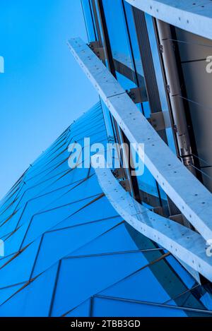 Blick auf die geschwungene Glasfassade des Crown Sydney Hotel and Casino at North Barangaroo in Sydney, Australien Stockfoto