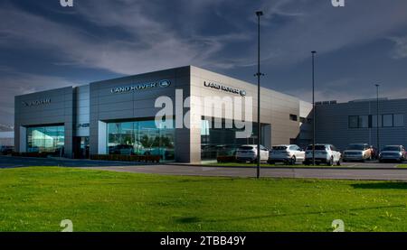 Nitra, Slowakei - 13. November 2022: Jaguar, Land Rover Ausstellungsraum. Jaguar Land Rover ist ein multinationaler britischer Automobilhersteller. Stockfoto