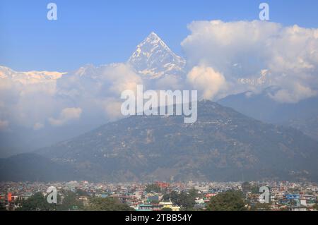 Der Machapuchare oder Fishtail Peak in der Provinz Gandaki in Nepal ist ein Punkt der Annapurna Rundwanderung und Poonhill Trekking in Nepal. Aus der Sicht von Pokhar Stockfoto