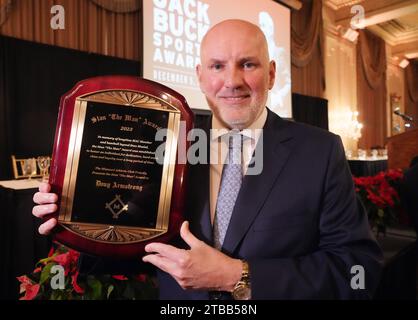 St. Louis, Usa. Dezember 2023. St. Louis Blues General Manager Doug Armstrong überreicht ihm seinen Stan 'The man' Award, den ihm der Missouri Athletic Club während des Jack Buck Awards Dinners in St. verliehen hat Louis am Dienstag, 5. Dezember 2023. Armstrong ist der 23. GM in der Geschichte der National Hockey League, der 1000 Spiele mit einem einzigen Franchise absolviert, und ist derzeit der am längsten bekleidete GM in der NHL. Foto: Bill Greenblatt/UPI Credit: UPI/Alamy Live News Stockfoto