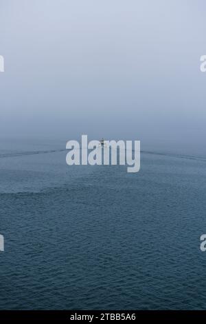 Boot im Wasser am Nebelmorgen Stockfoto