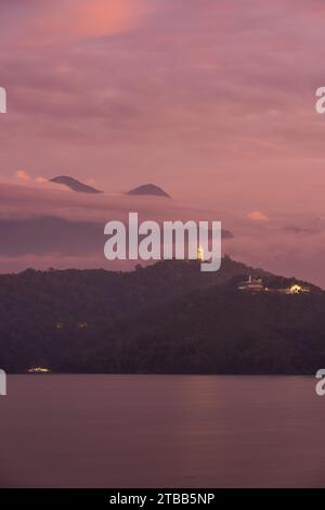 Sonnenuntergang über dem Sonnenmondsee in Taiwan Stockfoto