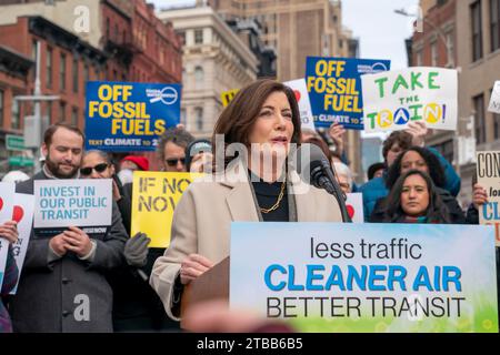 New York, Usa. Dezember 2023. Kathy Hochul, Gouverneur des Bundesstaates New York, spricht bei der Preisversteigerung auf dem Union Square in New York. Quelle: SOPA Images Limited/Alamy Live News Stockfoto