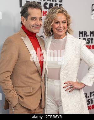 New York, USA. Dezember 2023. Tony Shalhoub und Melora Hardin in Alice und Olivia nehmen am 5. Dezember 2023 an der Premiere von Mr. Monk's Last Case: A Monk Movie bei Metrograph in New York Teil. (Foto: Lev Radin/SIPA USA) Credit: SIPA USA/Alamy Live News Stockfoto