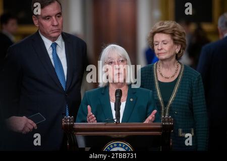 Der US-Senator Patty Murray (Demokrat von Washington) hält während der Pressekonferenz der Demokraten des US-Senats am Dienstag, den 5. Dezember 2023, im Kapitol der Vereinigten Staaten in Washington, DC. Quelle: Rod Lamkey/CNP/MediaPunch Stockfoto