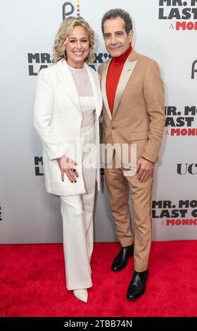 New York, USA. Dezember 2023. Melora Hardin mit Alice und Olivia und Tony Shalhoub nehmen am 5. Dezember 2023 an der Premiere von Mr. Monk's Last Case: A Monk Movie bei Metrograph in New York Teil. (Foto: Lev Radin/SIPA USA) Credit: SIPA USA/Alamy Live News Stockfoto