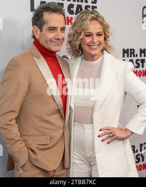 Tony Shalhoub und Melora Hardin in Alice und Olivia nehmen am 5. Dezember 2023 an der Premiere von Mr. Monk's Last Case: A Monk Movie bei Metrograph in New York Teil Stockfoto