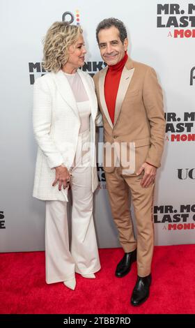 Melora Hardin mit Alice und Olivia und Tony Shalhoub nehmen am 5. Dezember 2023 an der Premiere von Mr. Monk's Last Case: A Monk Movie bei Metrograph in New York Teil Stockfoto