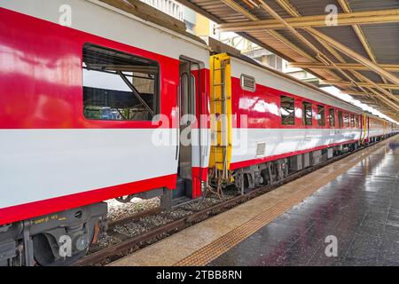 Pkw weiß-rote Farbe des Zuges auf dem Bahnsteig des Bahnhofs Stockfoto