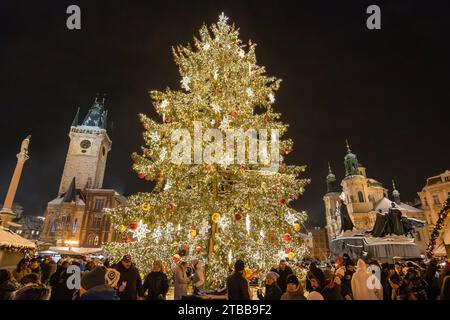 Prag, Tschechische Republik. Dezember 2023. Auf dem traditionellen Weihnachtsmarkt am Altstädter Ring in Prag ist ein beleuchteter Weihnachtsbaum zu sehen. Quelle: SOPA Images Limited/Alamy Live News Stockfoto