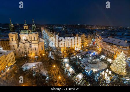 Prag, Tschechische Republik. Dezember 2023. (ANMERKUNG DER REDAKTION: Bild mit Drohne aufgenommen) ein Überblick über eine Gruppe von Menschen auf dem traditionellen Weihnachtsmarkt am Altstädter Ring in Prag. (Foto: Tomas Tkacik/SOPA Images/SIPA USA) Credit: SIPA USA/Alamy Live News Stockfoto