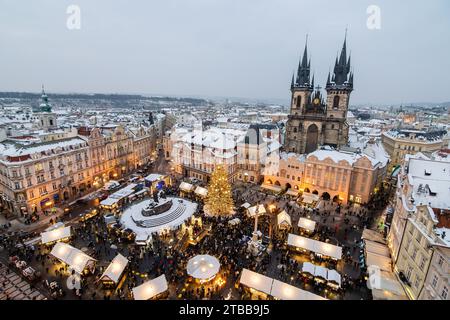 Prag, Tschechische Republik. Dezember 2023. (ANMERKUNG DER REDAKTION: Bild mit Drohne aufgenommen) ein Überblick über eine Gruppe von Menschen auf dem traditionellen Weihnachtsmarkt am Altstädter Ring in Prag. (Foto: Tomas Tkacik/SOPA Images/SIPA USA) Credit: SIPA USA/Alamy Live News Stockfoto