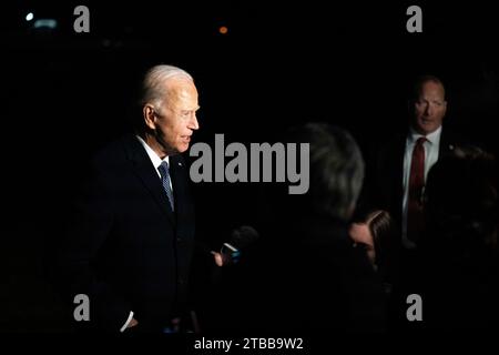 Washington, Vereinigte Staaten. Dezember 2023. US-Präsident Joe Biden spricht vor der Presse, nachdem er am Dienstag, den 5. Dezember 2023, von einer Reise nach Boston, Massachusetts, auf dem South Lawn des Weißen Hauses in Washington, DC, zurückgekehrt war. Kredit: Bonnie Cash/Pool über CNP/dpa/Alamy Live News Stockfoto