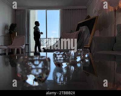 Silhouette Mann, der auf dem Balkon steht und nach außen blickt. Keine Fläche Stockfoto