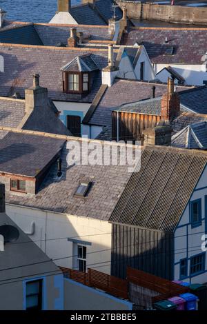 Hausdächer entlang der Küste. Findochty, Moray, Schottland Stockfoto