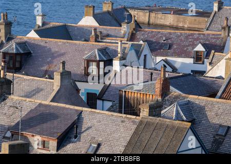 Hausdächer entlang der Küste. Findochty, Moray, Schottland Stockfoto