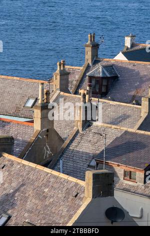 Hausdächer entlang der Küste. Findochty, Moray, Schottland Stockfoto