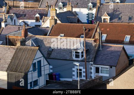 Hausdächer entlang der Küste. Findochty, Moray, Schottland Stockfoto