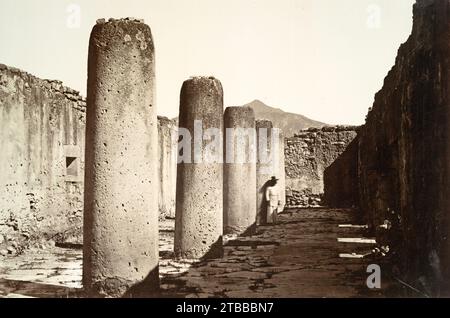 Vintage-Schwarzweiß-Bild der Großen Säulenhalle im Großen Palast, Zapotec- und Mictec-Ruinen von Mitla, Oaxaca, Mexiko, von dem französischen Archäologen Désiré Charnay CA. 1862-1863 Stockfoto