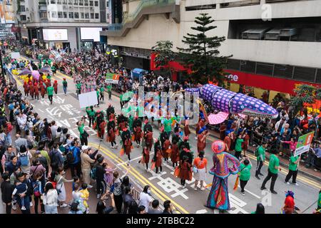 **CHINESISCHES FESTLAND, HONGKONG, MACAU UND TAIWAN OUT** Riesenpuppen werden während der Standard Chartered Arts in the Park, einem jährlichen Programm, in Hon gesehen Stockfoto