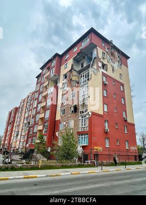 Irpin, Ukraine. Mai 07. 2022 Wohngebäude mit oberen Stockwerken, die durch die Explosion zerstört wurden, die Folgen des Projektils Stockfoto